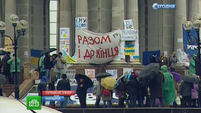 В Киеве продрогшие демонстранты занимают площади и бьются с милицией