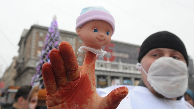 Путин запретил рекламировать аборты