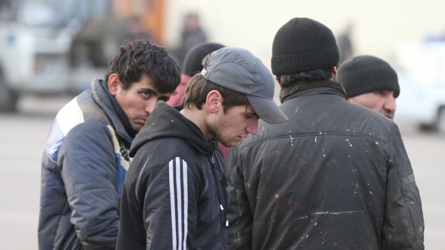 Депортированным из России мигрантам не рады на родине
