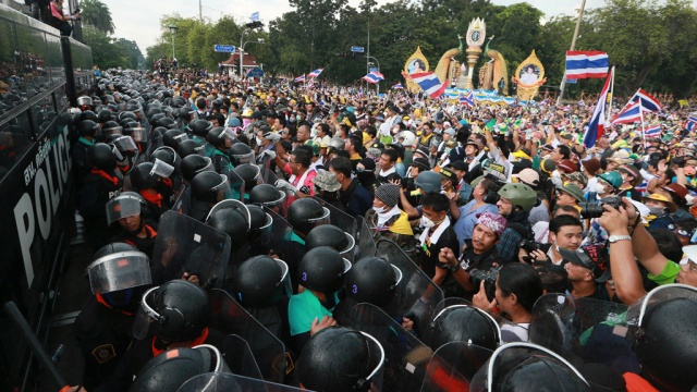 Здание Минфина в Таиланде захватила толпа протестующих