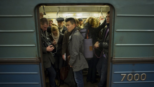 Пассажиры московского метро набросились на полицейского из-за замечания