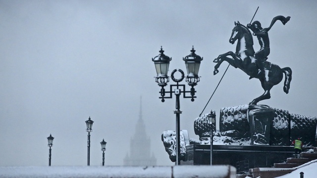 Сильные снегопады сменятся в Москве морозами