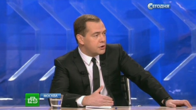 Медведев: граждане СНГ должны въезжать в РФ по загранпаспортам