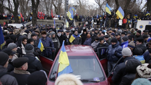 Сотни киевских демонстрантов двинулись к зданию администрации президента