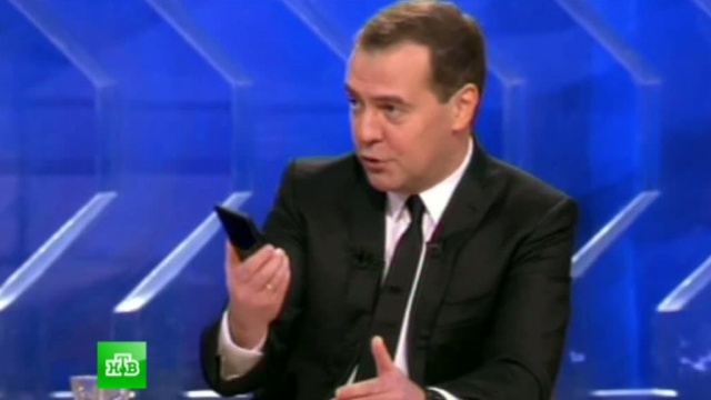 Дмитрий Медведев носит с собой YotaPhone, но iPhone не выбросил