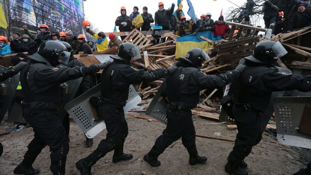 Митингующие укрепляют баррикады на Майдане железными ежами и прутьями