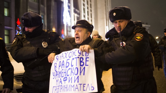 За акцию у Госдумы с требованием расширить амнистию задержаны 14 человек