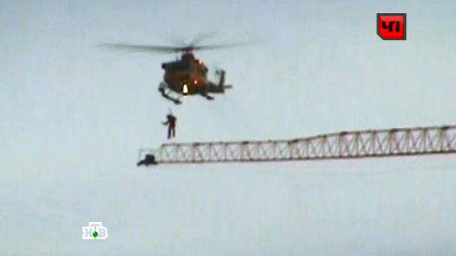 В Канаде крановщика спасли из пожара на вертолете