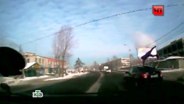 Полет сотрудника МЧС над иномаркой в Хабаровске снял видеорегистратор