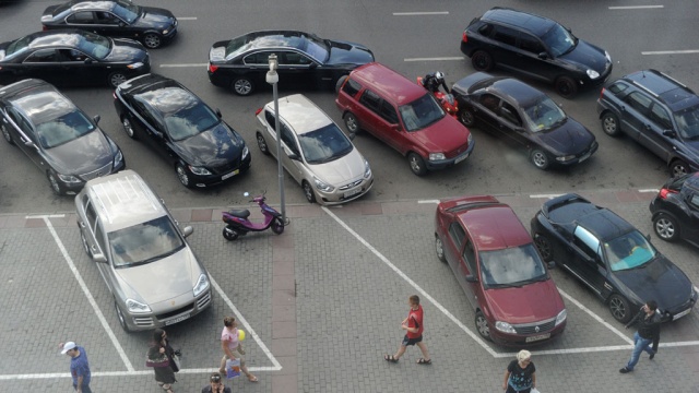 Москвичам разрешат провести референдум по платным парковкам