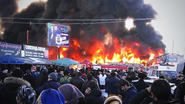 Центральный рынок в Грозном тушили 13 машин и 40 пожарных
