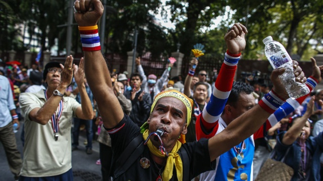 Волнения в Таиланде вспыхнули с новой силой: толпа двинулась к зданию полиции