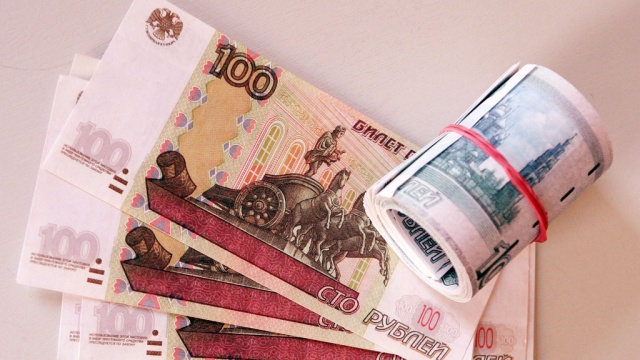 Россияне дарят на Новый год сувениры, мечтая о деньгах