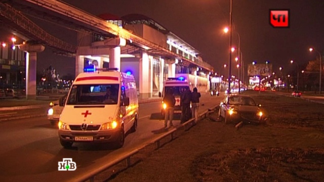 В Москве иномарка сбила двух пешеходов, перебегавших дорогу 