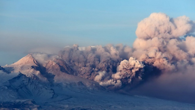 На Камчатке бушует вулкан Шивелуч