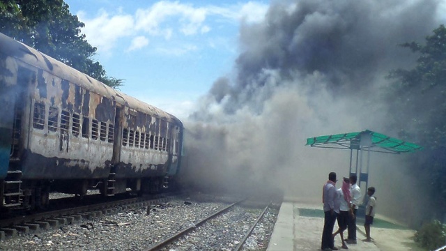 Пожар в индийском поезде унес жизни не менее 23 человек
