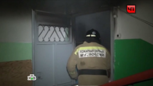 В Москве пожарным удалось потушить горевшую квартиру в многоэтажке