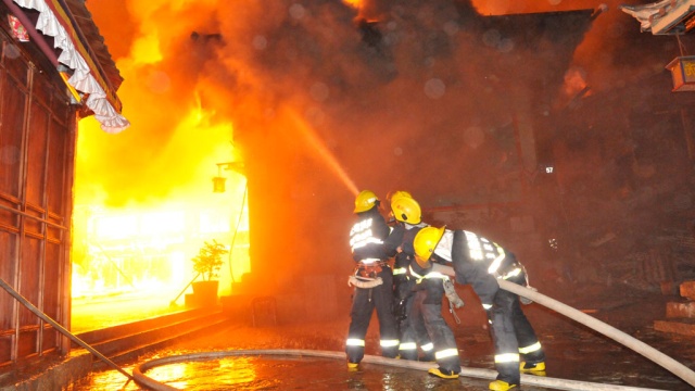 В Китае страшный пожар превратил более 100 зданий в пепелище