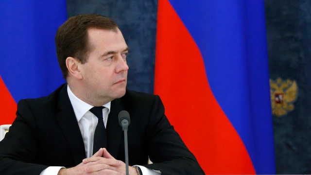 Медведев высказался за передачу региональных СМИ в частные руки