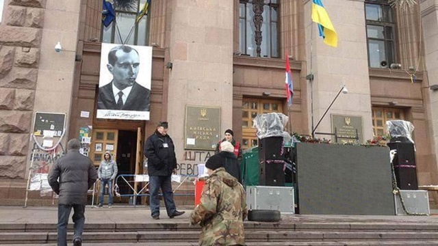 Штаб киевской оппозиции украсили огромным портретом Бандеры