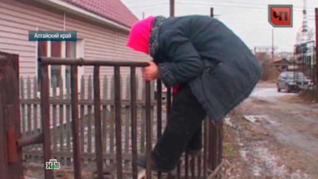 Барнаульская бабушка сломала три ребра, пытаясь выбраться из забаррикадированного дома