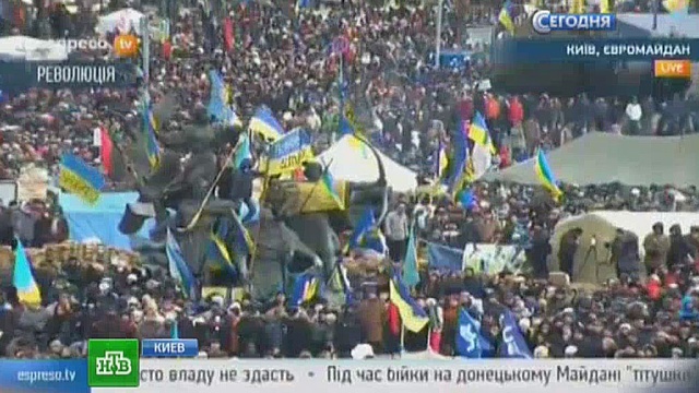 Оппозиционеры вывели на Майдан тысячи человек и назначили собрание