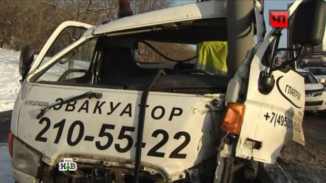 В Москве водитель эвакуатора попал в реанимацию после ДТП на скользкой дороге