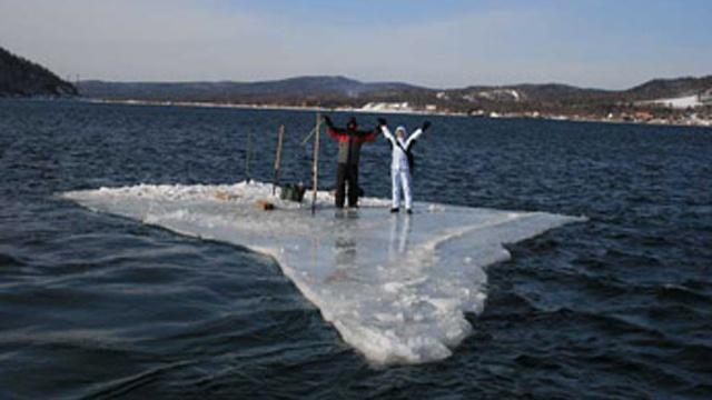 Застрявших на льдине в Белом море рыбаков спас вертолет МЧС