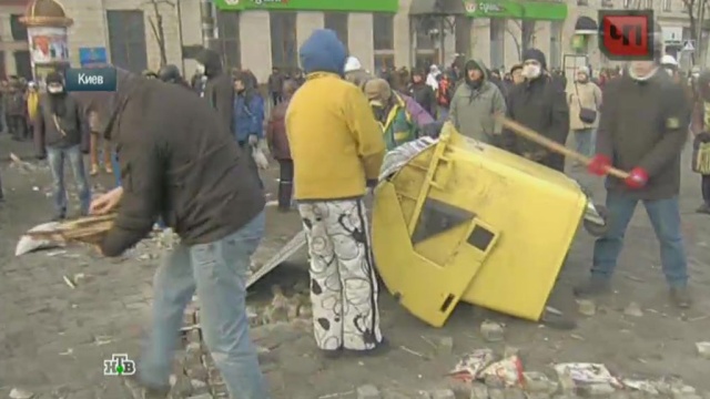 Киевские демонстранты решили обстрелять милицию из катапульт