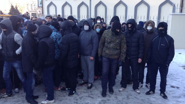 В Днепропетровске фанаты сошлись с милицией у горсовета