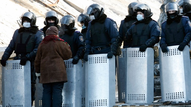 Улицы Киева решено очистить от протестующих и милиции