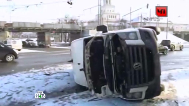 Lexus и маршрутка столкнулись в центре Москвы: 4 человека пострадали