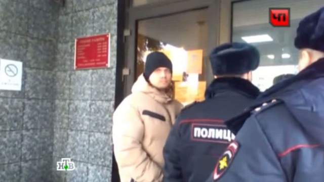 Изрезавшего москвичек мужчину доставили в суд