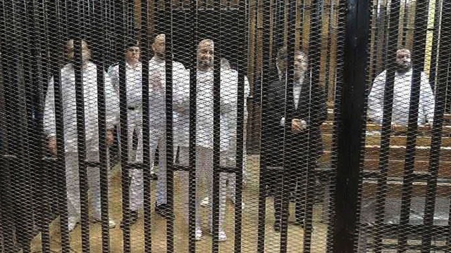 В Каире начались слушания по делу свергнутого президента Мурси 