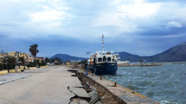 Третье за неделю землетрясение в Греции повредило дома, дороги и порт 