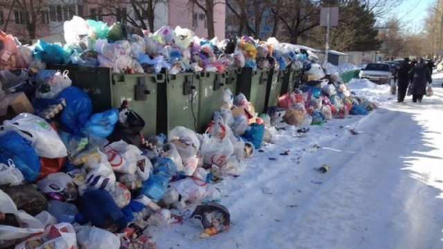 Ростов-на-Дону завален тоннами мусора из-за заснеженных дорог