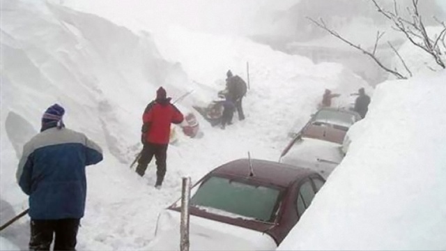 Центр Ростова-на-Дону парализован: снегоуборочная техника не справляется
