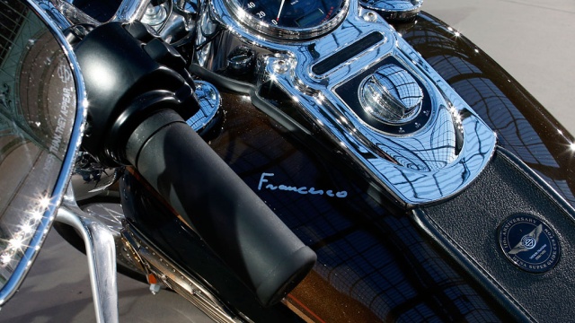 Harley Davidson папы римского ушел с молотка за 200 тысяч евро