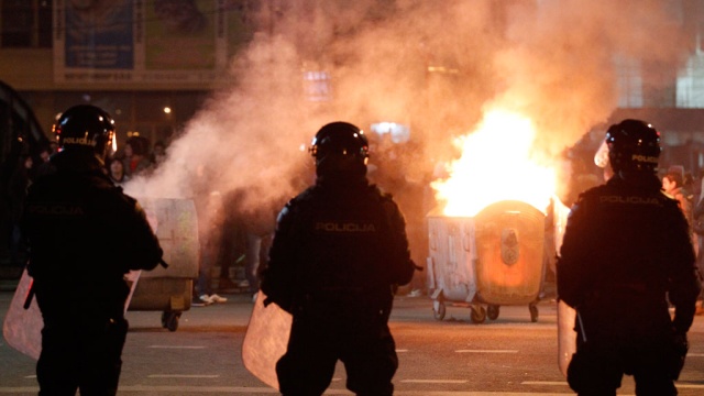 Боснийские протестующие забросали факелами дворец президента