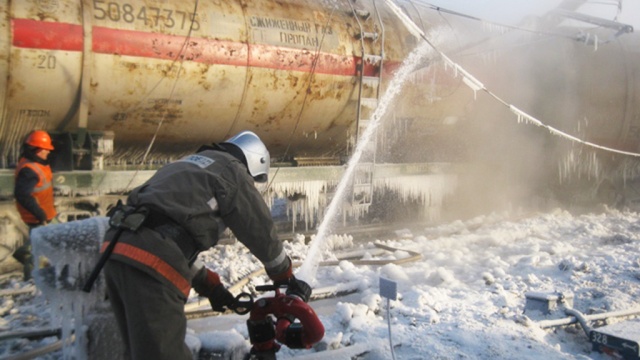 В Свердловской области потушили горящую на железной дороге цистерну