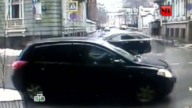 У советника департамента Верховного суда угнали дорогой Mercedes: видео