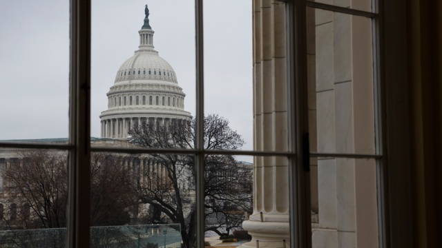 Американские конгрессмены приняли повышение потолка госдолга на год