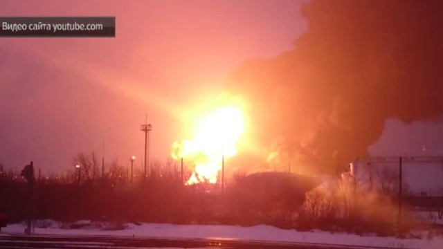 Пожар на рязанском НПЗ: огонь угрожает шести цистернам с нефтью