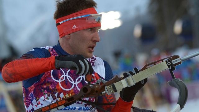 Биатлонист Гараничев завершал индивидуальную гонку с порванным ремнем винтовки