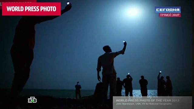 Главный приз World Press Photo завоевало фото мигрантов с телефонами