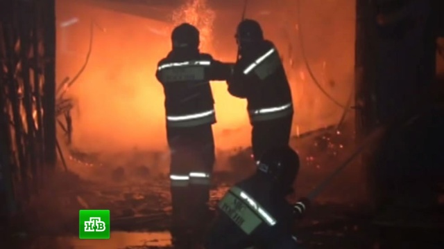 Огонь пожирает крупный склад на юго-западе Москвы
