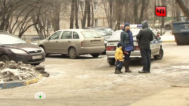 Пятилетний малыш попал под машину во дворе на юго-западе Москвы