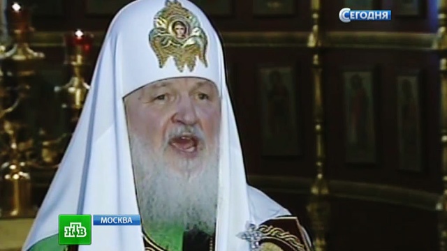 Патриарх Кирилл на коленях помолился о мире на украинской земле