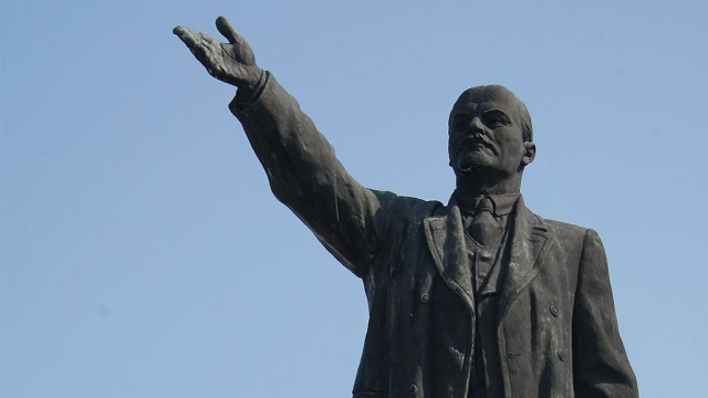 Днепродзержинские коммунисты спасли от вандалов памятник Ленину