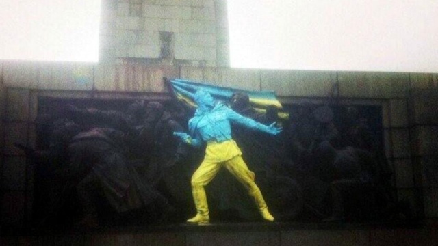 Вандалы раскрасили памятник советским воинам в Софии в украинские цвета